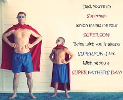 pai e filho com capa de super-homem