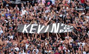 torcida, com placa de solidariedade ao jovem kevin
