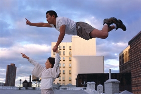 mulher e homem flutuando: foto de li-wei superman