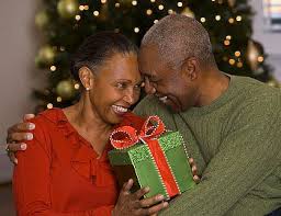 casal trocando presente de natal