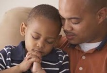 Pai e filho rezando