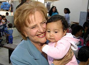 Dra. Zilda Arns com criança no colo